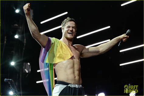 imagine dragons shirtless|Dan Reynolds Shows Off Body Transformation With Shirtless。